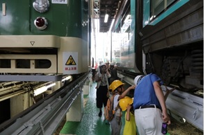 電車を下から見学